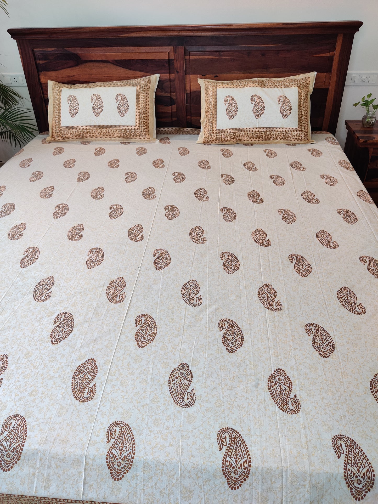 Aaliyah Golden Motif King Size COTTON Bedsheet with Two Reversible Pillow Covers