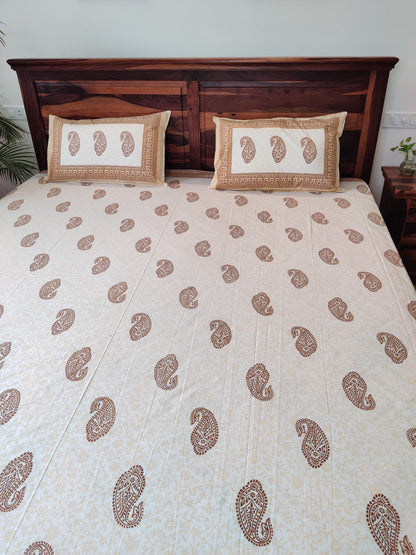 Aaliyah Golden Motif King Size COTTON Bedsheet with Two Reversible Pillow Covers